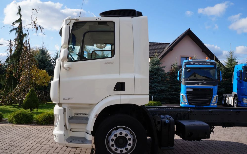 DAF CF 300 4X2 18T EURO 6 SILNIK 11L RAMA DO ZABUDOWY 176 TYS KM - Alvaz teherautó: 5 kép. DAF CF 300 4X2 18T EURO 6 SILNIK 11L RAMA DO ZABUDOWY 176 TYS KM - Alvaz teherautó: 5 kép.