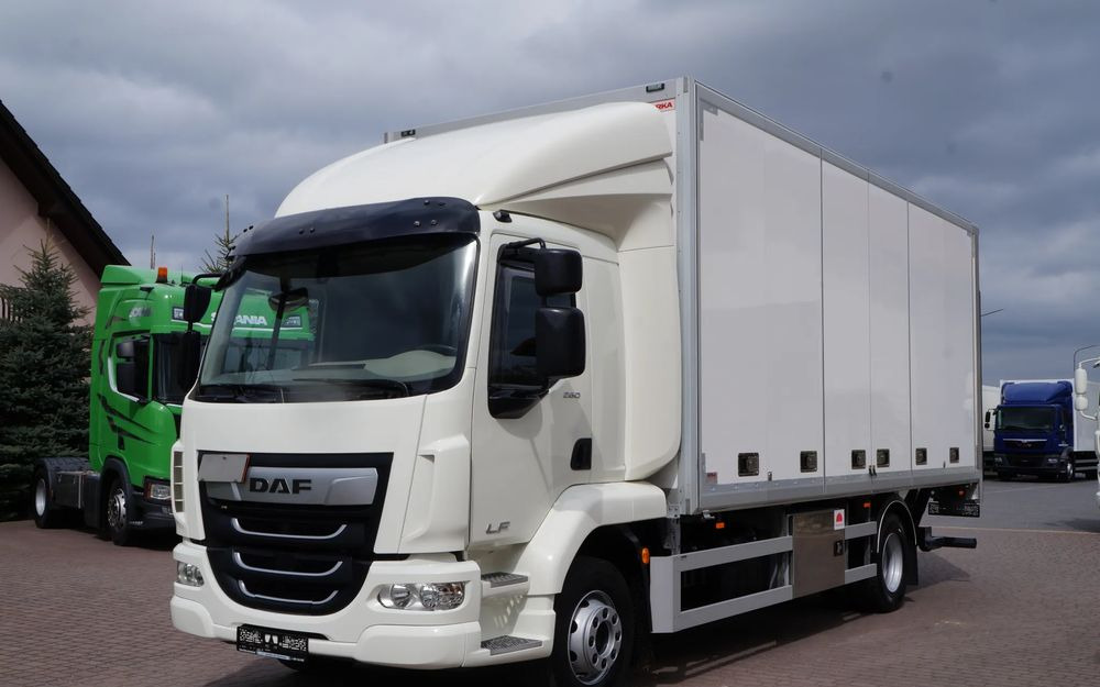 DAF LF 260 EURO 6 14 TON KONTENER BOK OTWIERANY 15 PALET 112 TYS KM - Dobozos felépítményű teherautó: 1 kép. DAF LF 260 EURO 6 14 TON KONTENER BOK OTWIERANY 15 PALET 112 TYS KM - Dobozos felépítményű teherautó: 1 kép.