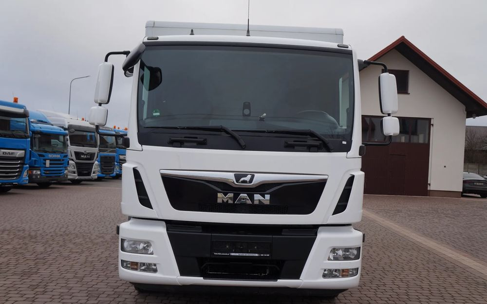 MAN TGM 12.290 / 15.290 EURO 6 KONTENER 20 PALET WINDA - Dobozos felépítményű teherautó: 3 kép. MAN TGM 12.290 / 15.290 EURO 6 KONTENER 20 PALET WINDA - Dobozos felépítményű teherautó: 3 kép.