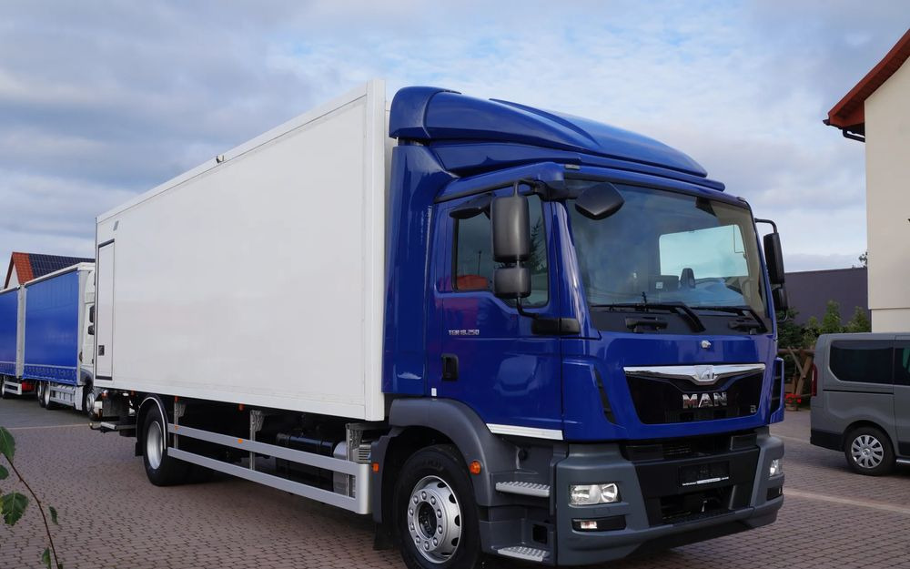 MAN TGM 18.250 EURO 6 CHŁODNIA KONTENER 7.50 m 199 TYS KM - Hűtős teherautó: 2 kép. MAN TGM 18.250 EURO 6 CHŁODNIA KONTENER 7.50 m 199 TYS KM - Hűtős teherautó: 2 kép.