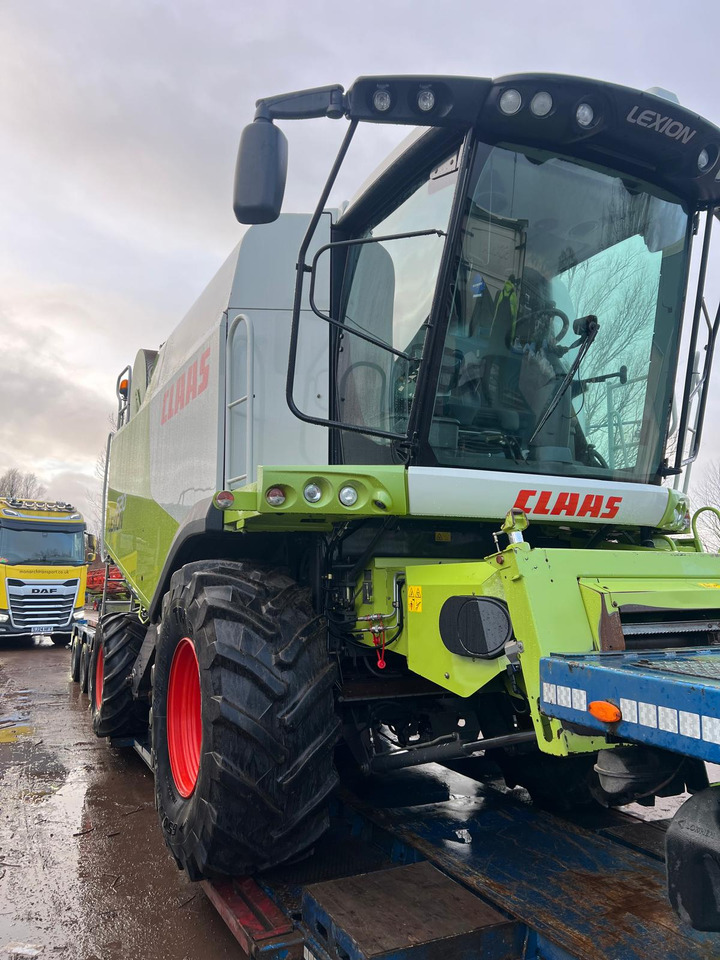 CLAAS Lexion 620 - Kombájn: 3 kép. CLAAS Lexion 620 - Kombájn: 3 kép.