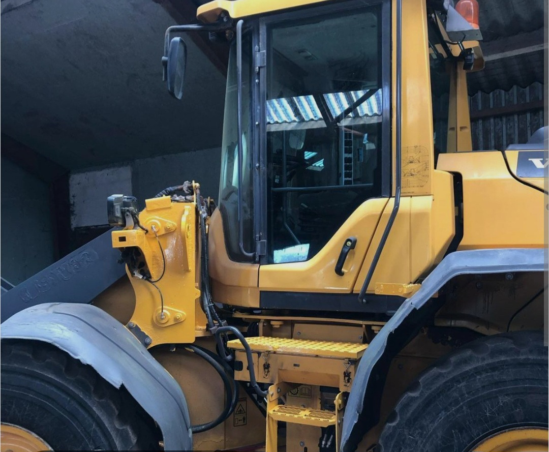 Volvo L90h - Gumikerekes homlokrakodó: 4 kép. Volvo L90h - Gumikerekes homlokrakodó: 4 kép.