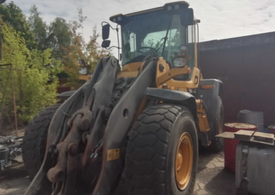 Volvo L90h - Gumikerekes homlokrakodó: 2 kép. Volvo L90h - Gumikerekes homlokrakodó: 2 kép.