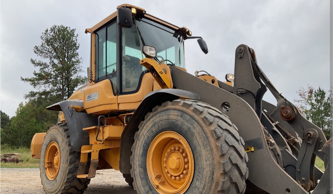 Volvo L90h - Gumikerekes homlokrakodó: 3 kép. Volvo L90h - Gumikerekes homlokrakodó: 3 kép.