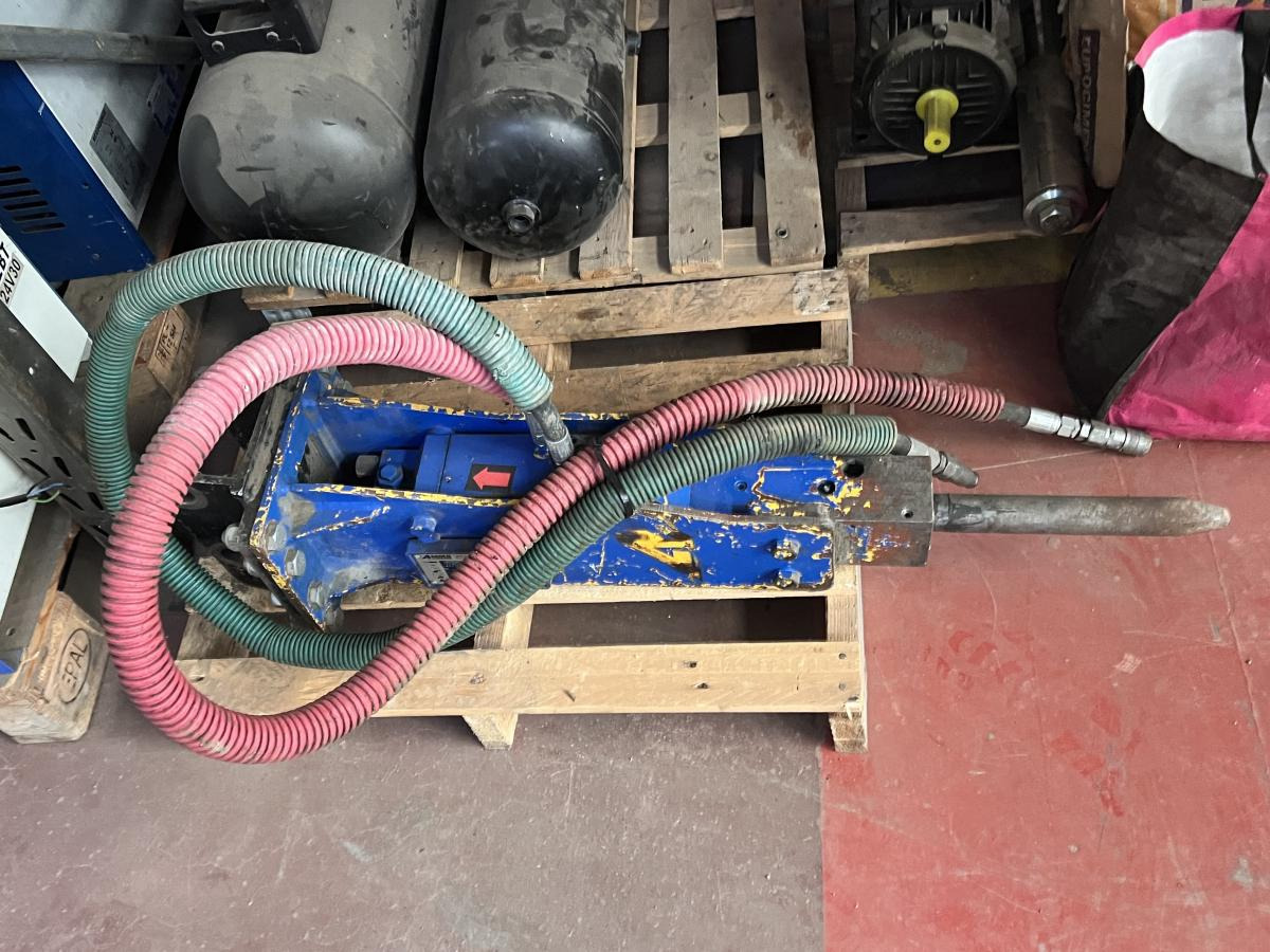 ARDEN AB0082 BRH Brise roche hydraulique - 1 à 3T - Hidraulikus törőfej: 2 kép. ARDEN AB0082 BRH Brise roche hydraulique - 1 à 3T - Hidraulikus törőfej: 2 kép.