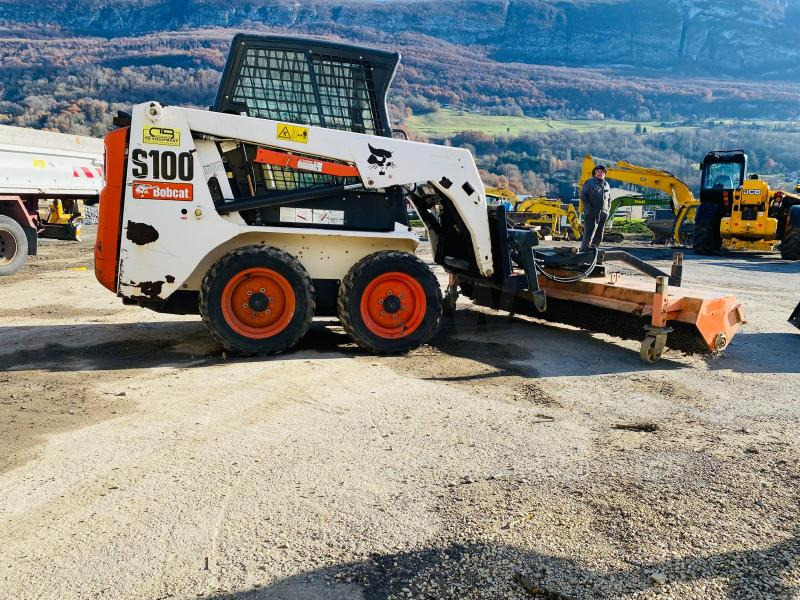 BOBCAT S100 mini chargeuse sur pneu (AVEC ACCESSOIRES) - Mini homlokrakodó: 5 kép. BOBCAT S100 mini chargeuse sur pneu (AVEC ACCESSOIRES) - Mini homlokrakodó: 5 kép.