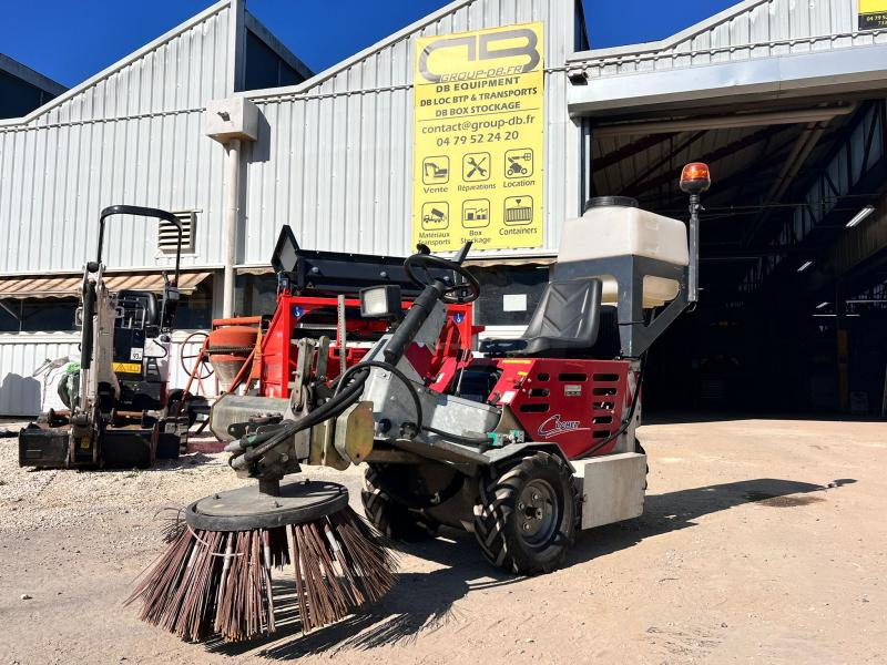 Cochet Balayeuse de désherbage automotrice Gecko (NET DE TVA) - Ipari seprőgép: 1 kép. Cochet Balayeuse de désherbage automotrice Gecko (NET DE TVA) - Ipari seprőgép: 1 kép.