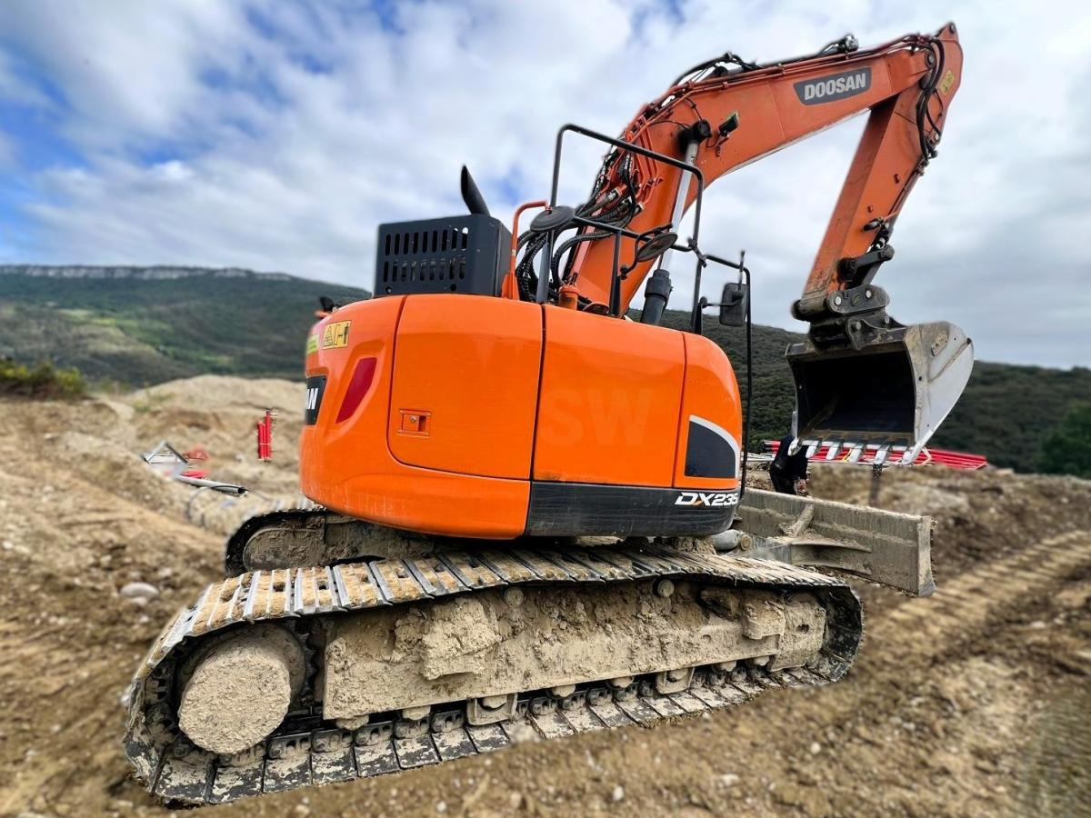Doosan DX235 LCR-5 PELLE A CHENILLES 26T - Lánctalpas kotró: 4 kép. Doosan DX235 LCR-5 PELLE A CHENILLES 26T - Lánctalpas kotró: 4 kép.