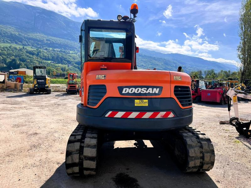 Doosan DX85R-3 PELLE A CHENILLES 8,5T PELLE A CHENILLES 8,5T - Lánctalpas kotró: 4 kép. Doosan DX85R-3 PELLE A CHENILLES 8,5T PELLE A CHENILLES 8,5T - Lánctalpas kotró: 4 kép.