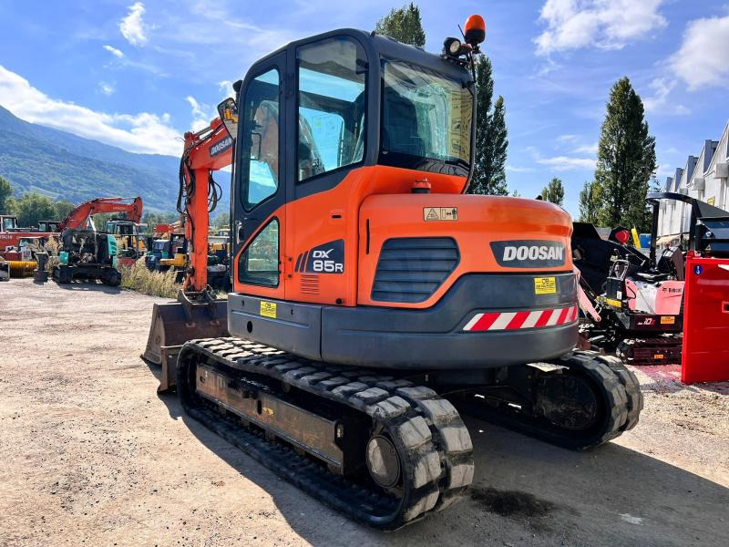 Doosan DX85R-3 PELLE A CHENILLES 8,5T PELLE A CHENILLES 8,5T - Lánctalpas kotró: 3 kép. Doosan DX85R-3 PELLE A CHENILLES 8,5T PELLE A CHENILLES 8,5T - Lánctalpas kotró: 3 kép.