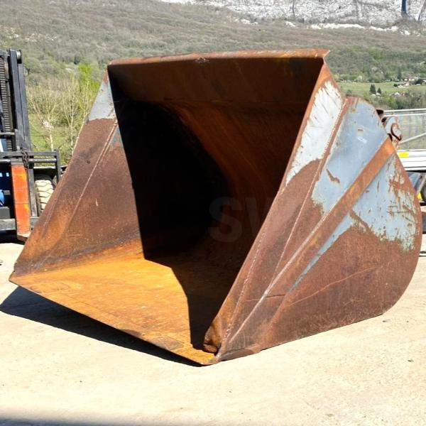 GODET CHARGEUR POUR CHARIOT ELEVATEUR - Rakodókanál: 1 kép. GODET CHARGEUR POUR CHARIOT ELEVATEUR - Rakodókanál: 1 kép.