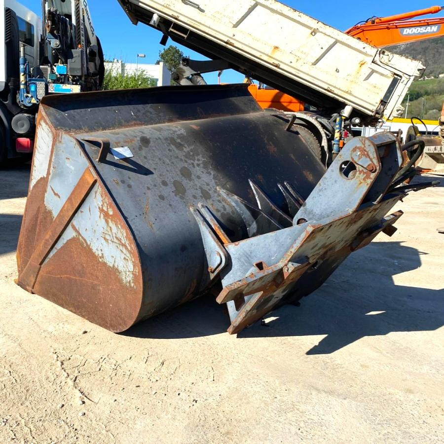 GODET CHARGEUR POUR CHARIOT ELEVATEUR - Rakodókanál: 4 kép. GODET CHARGEUR POUR CHARIOT ELEVATEUR - Rakodókanál: 4 kép.