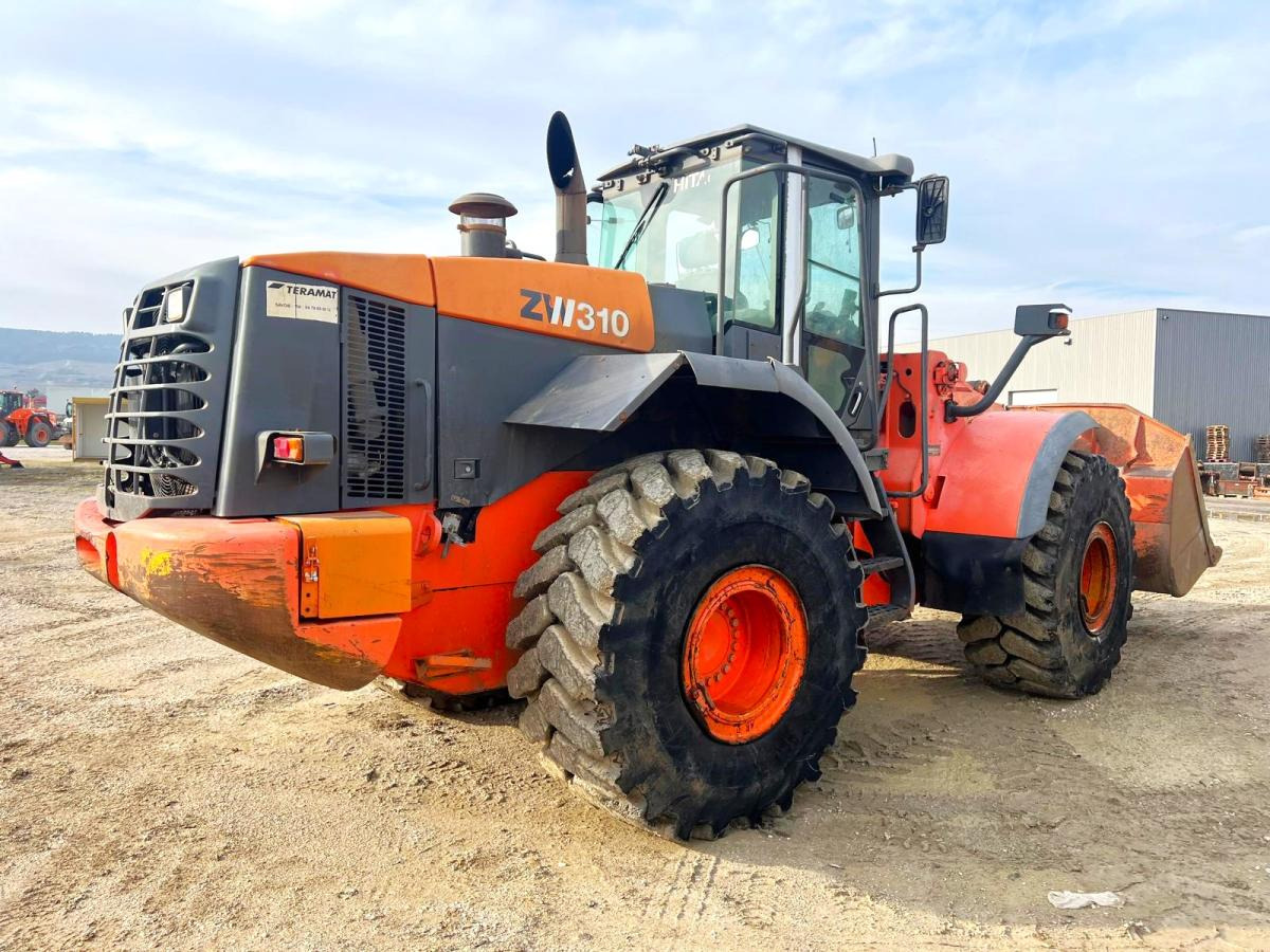 HITACHI ZW 310 Chargeuse 23T - Gumikerekes homlokrakodó: 3 kép. HITACHI ZW 310 Chargeuse 23T - Gumikerekes homlokrakodó: 3 kép.