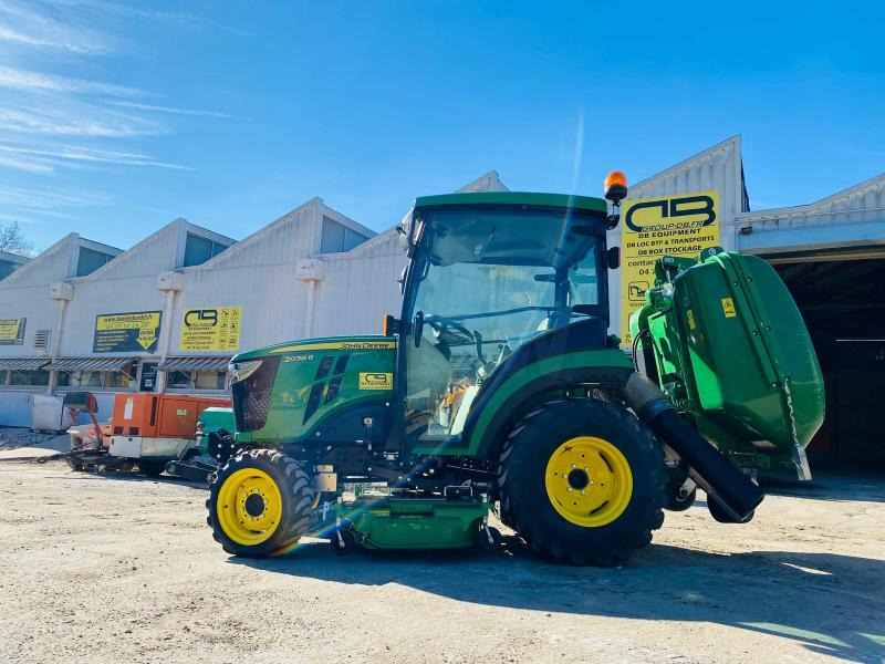 John Deere 2038R avec plateau de coupe et bas de ramassage - Kistraktor: 2 kép. John Deere 2038R avec plateau de coupe et bas de ramassage - Kistraktor: 2 kép.