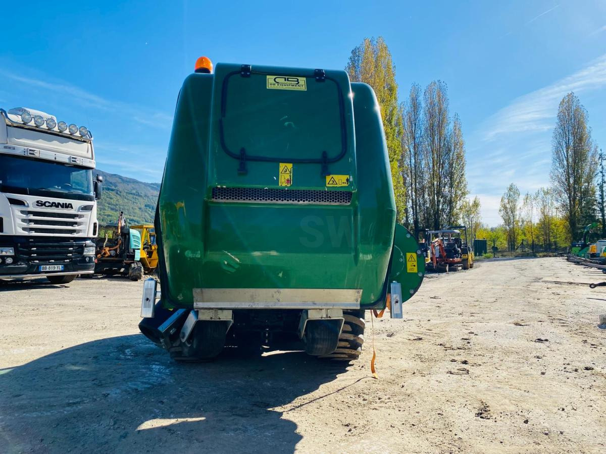 John Deere 2038R avec plateau de coupe et bas de ramassage - Kistraktor: 4 kép. John Deere 2038R avec plateau de coupe et bas de ramassage - Kistraktor: 4 kép.