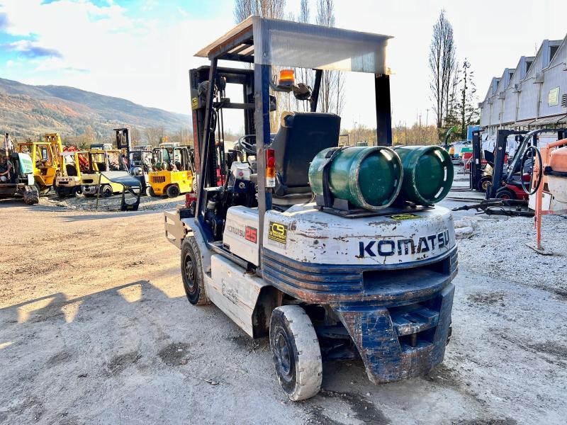 KOMATSU Chariot élévateur à gaz FG25T-11E (AVEC PINCE) - Gázüzemű targonca: 2 kép. KOMATSU Chariot élévateur à gaz FG25T-11E (AVEC PINCE) - Gázüzemű targonca: 2 kép.