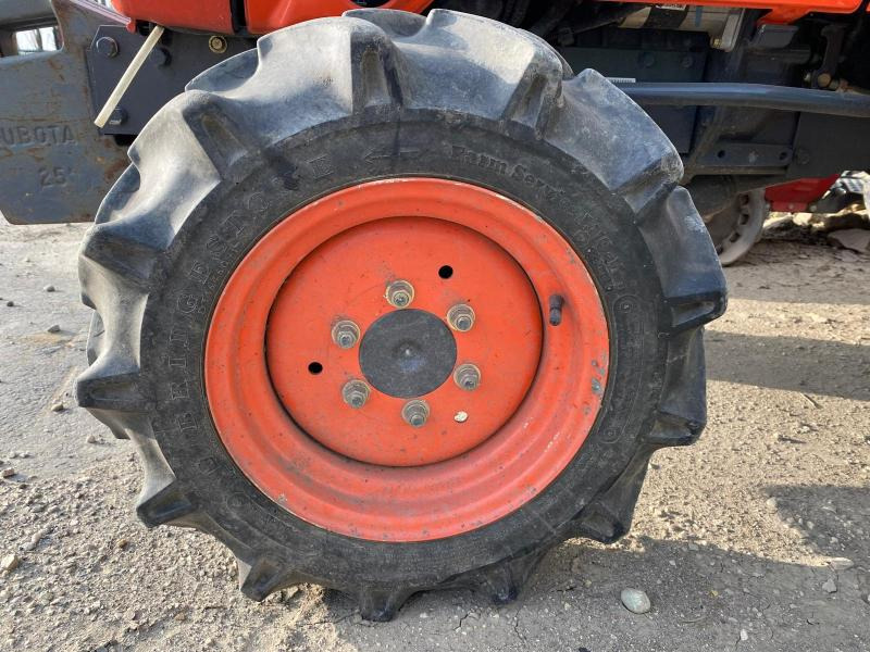 Kistraktor KUBOTA B1710 MINI TRACTEUR AGRICOLE: 14 kép.
