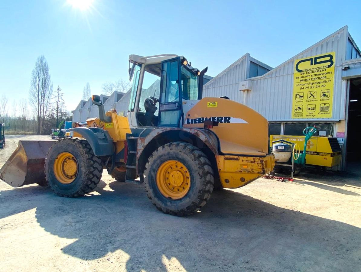 LIEBHERR Chargeuse L524 10T - Gumikerekes homlokrakodó: 3 kép. LIEBHERR Chargeuse L524 10T - Gumikerekes homlokrakodó: 3 kép.
