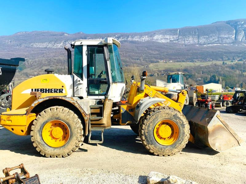 LIEBHERR Chargeuse L524 10T - Gumikerekes homlokrakodó: 5 kép. LIEBHERR Chargeuse L524 10T - Gumikerekes homlokrakodó: 5 kép.