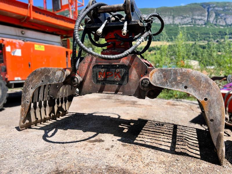 NPK DG-14 Pince de tri pour pelle de 8 à 15T - Polip kanál - Építőipari gépek: 2 kép. NPK DG-14 Pince de tri pour pelle de 8 à 15T - Polip kanál - Építőipari gépek: 2 kép.