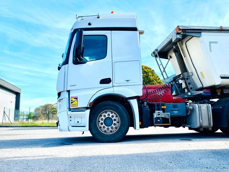 MERCEDES Tracteur routier ACTROS 1851 4X2 avec KIT HYDRAULIQUE - Nyergesvontató: 2 kép. MERCEDES Tracteur routier ACTROS 1851 4X2 avec KIT HYDRAULIQUE - Nyergesvontató: 2 kép.