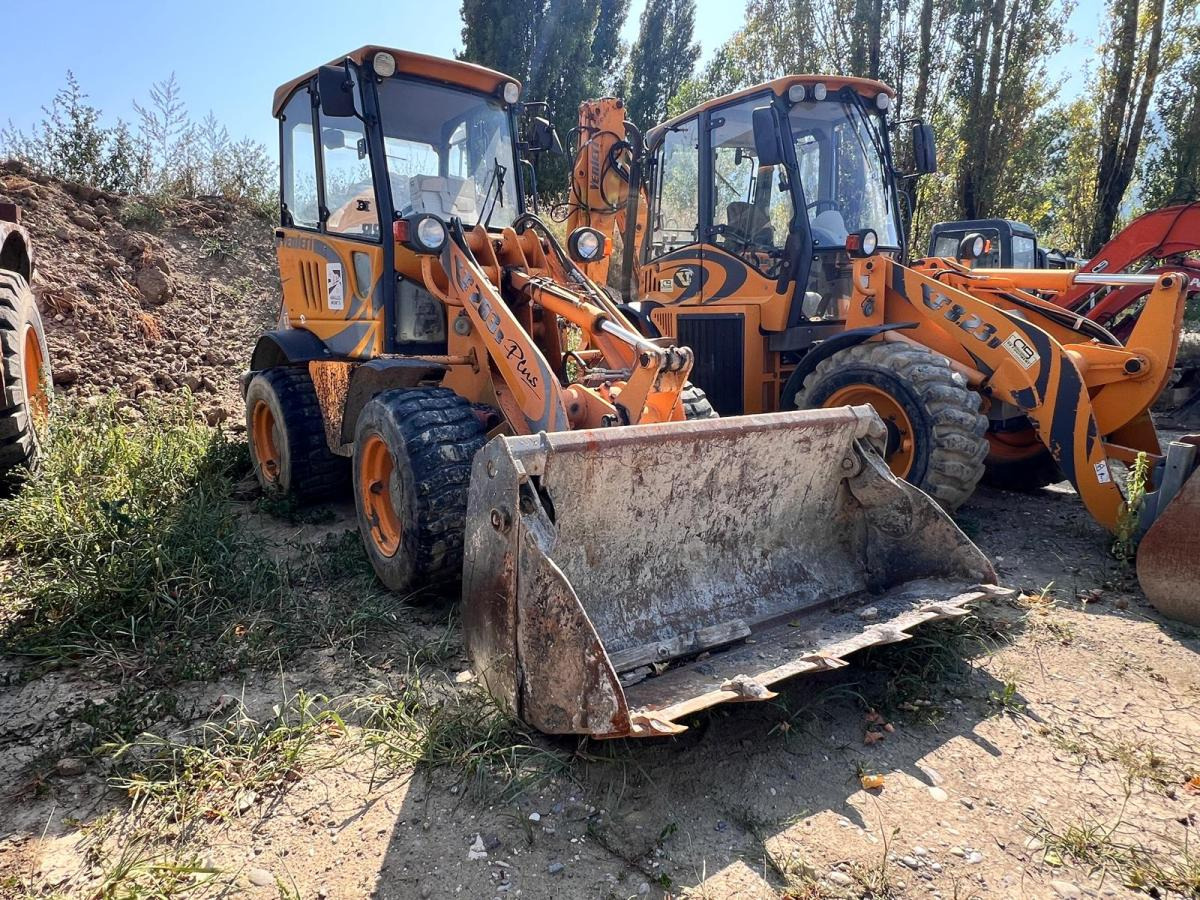 Venieri 263B PLUS CHARGEUSE SUR PNEUS - Gumikerekes homlokrakodó: 1 kép. Venieri 263B PLUS CHARGEUSE SUR PNEUS - Gumikerekes homlokrakodó: 1 kép.