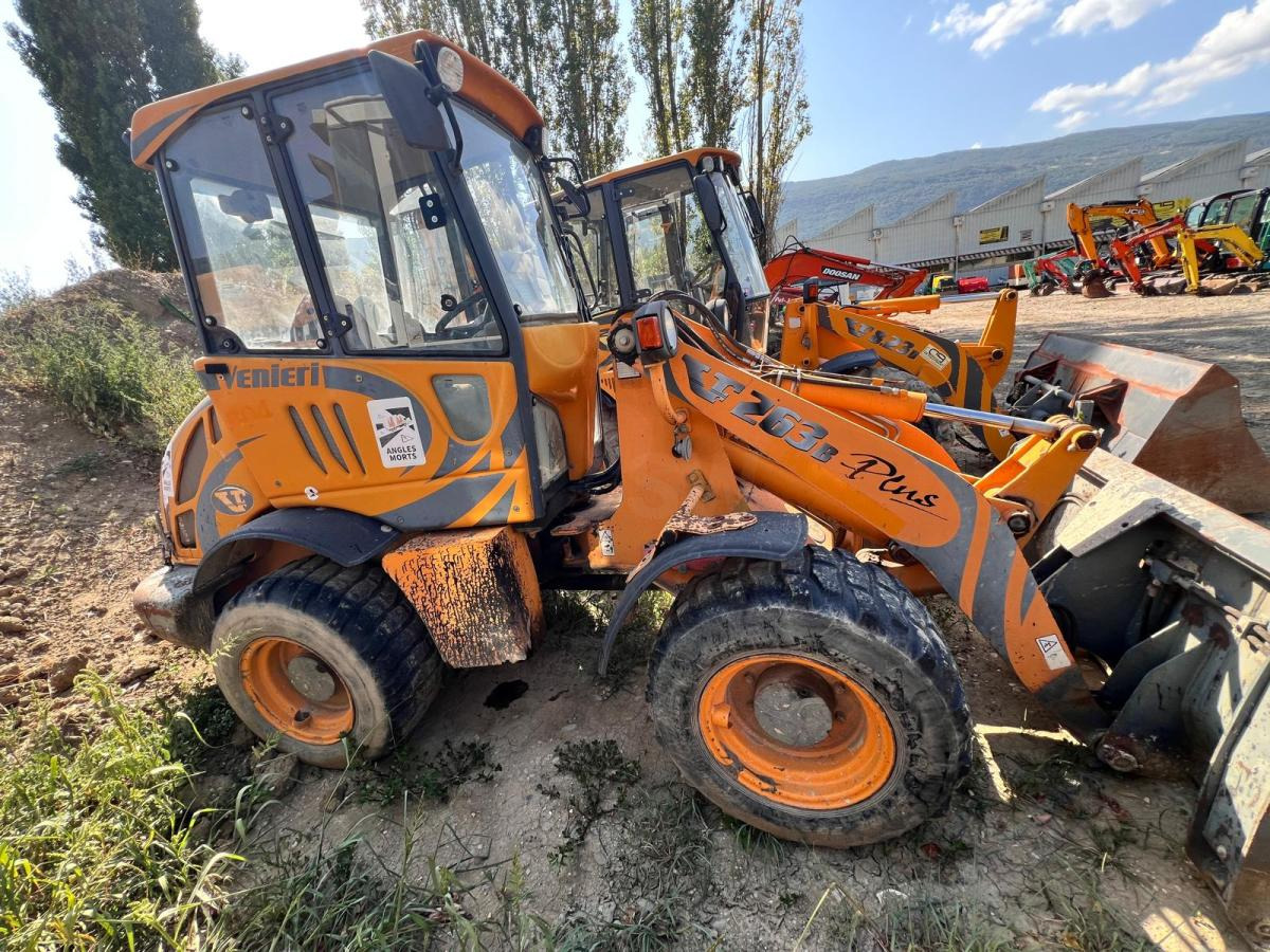 Venieri 263B PLUS CHARGEUSE SUR PNEUS - Gumikerekes homlokrakodó: 4 kép. Venieri 263B PLUS CHARGEUSE SUR PNEUS - Gumikerekes homlokrakodó: 4 kép.