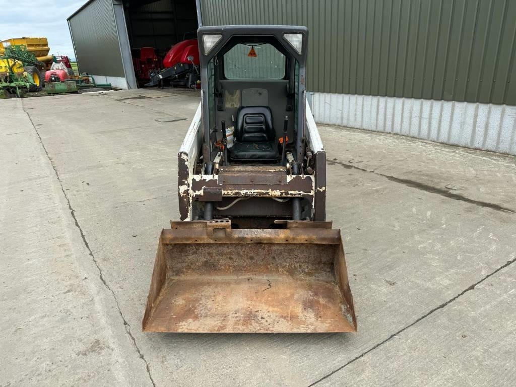Bobcat S 100 - Mini homlokrakodó: 5 kép. Bobcat S 100 - Mini homlokrakodó: 5 kép.