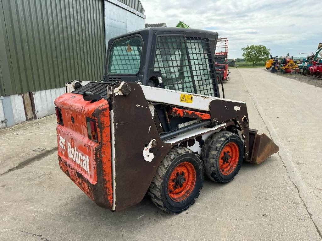 Bobcat S 100 - Mini homlokrakodó: 3 kép. Bobcat S 100 - Mini homlokrakodó: 3 kép.