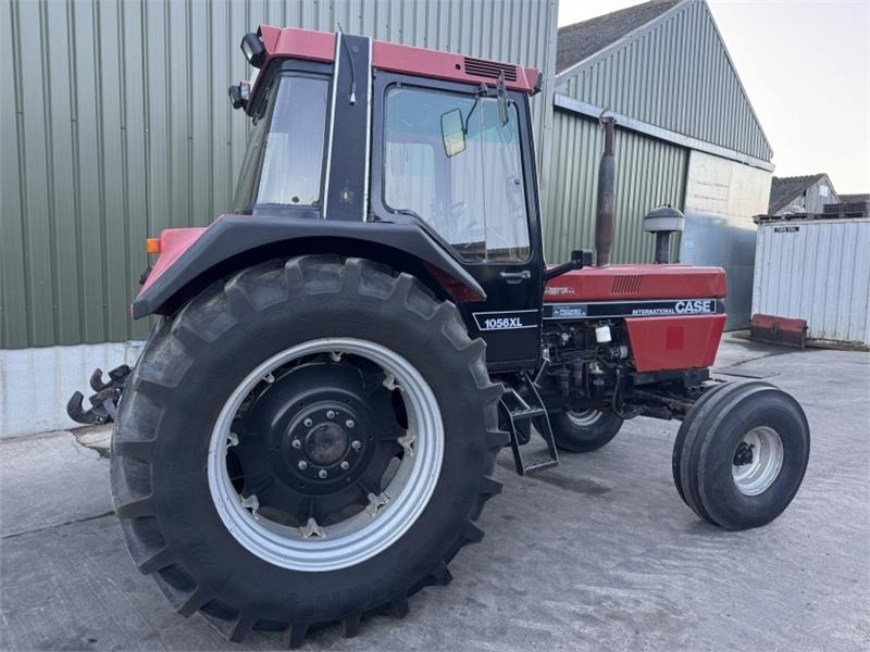 Case International 1056XL 2WD  - Traktor: 2 kép. Case International 1056XL 2WD  - Traktor: 2 kép.
