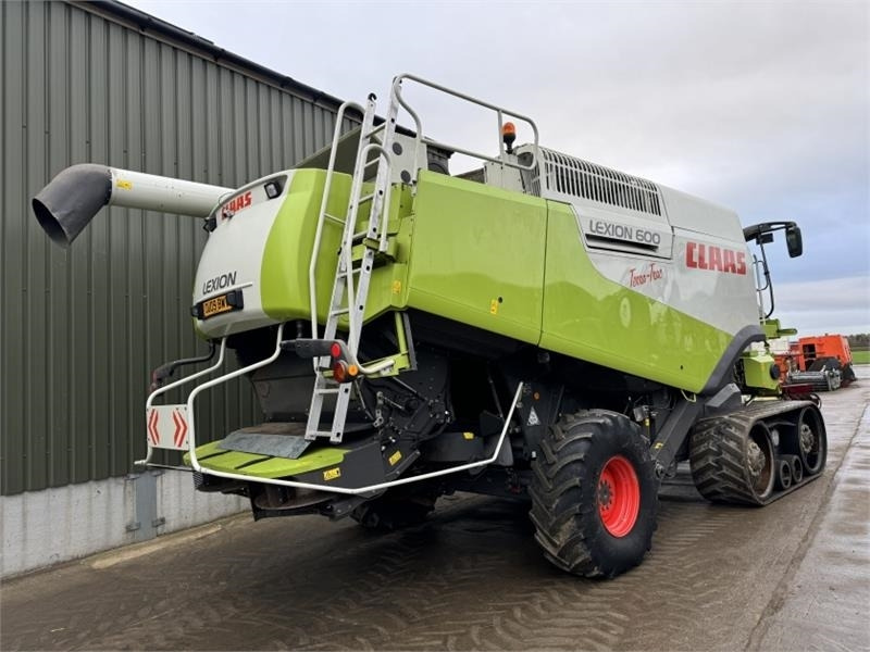 Claas Claas Lexion 600TT c/w V1200 Header - Betakarítógép tartozék: 2 kép. Claas Claas Lexion 600TT c/w V1200 Header - Betakarítógép tartozék: 2 kép.