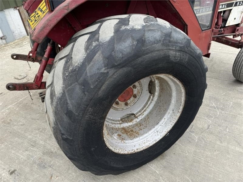Traktor International 533 Tractor: 8 kép.