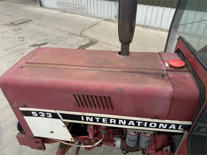 Traktor International 533 Tractor: 14 kép.