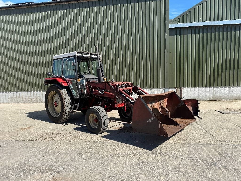 International 584 c/w International Loader - Traktor: 3 kép. International 584 c/w International Loader - Traktor: 3 kép.