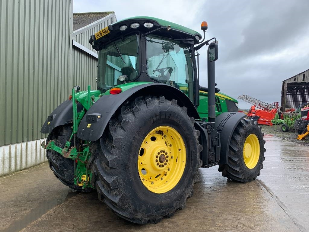 John Deere 7230 R - Traktor: 3 kép. John Deere 7230 R - Traktor: 3 kép.