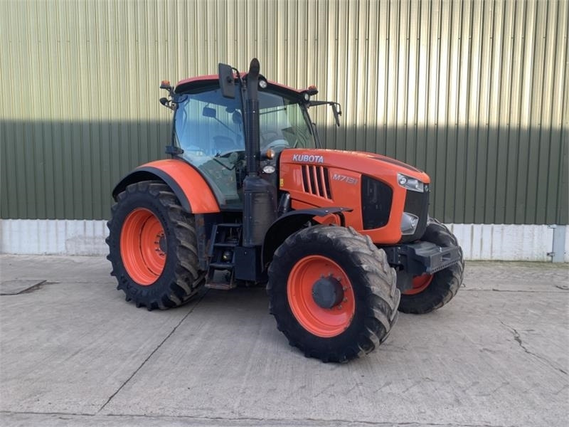 Kubota M7131 - Traktor: 3 kép. Kubota M7131 - Traktor: 3 kép.
