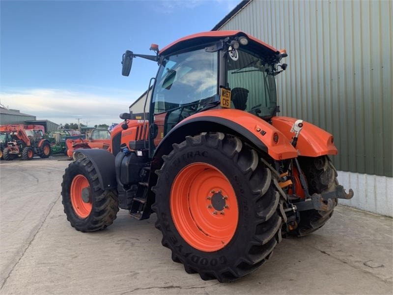 Kubota M7131 - Traktor: 2 kép. Kubota M7131 - Traktor: 2 kép.