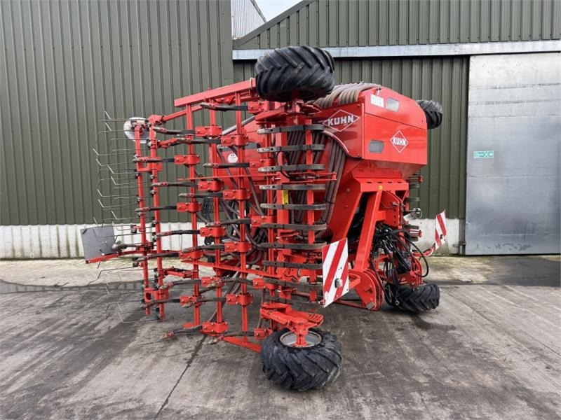 Kuhn Megant 480 Tine Drill - Kombinált vetőgép: 1 kép. Kuhn Megant 480 Tine Drill - Kombinált vetőgép: 1 kép.