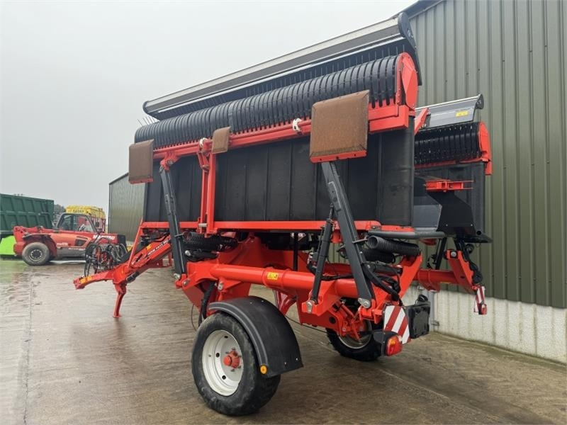 Kuhn Merge Maxx 950 Merger - Szénaforgató: 2 kép. Kuhn Merge Maxx 950 Merger - Szénaforgató: 2 kép.
