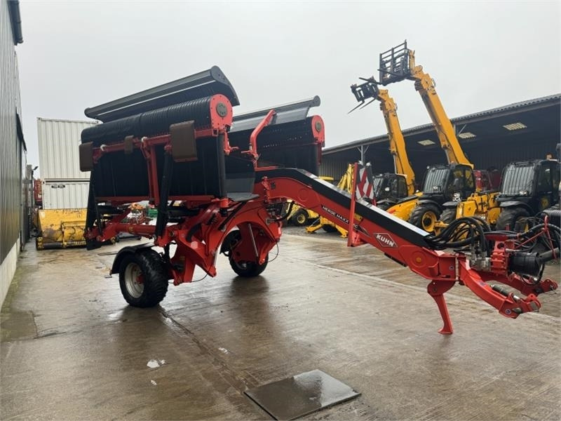 Kuhn Merge Maxx 950 Merger - Szénaforgató: 4 kép. Kuhn Merge Maxx 950 Merger - Szénaforgató: 4 kép.