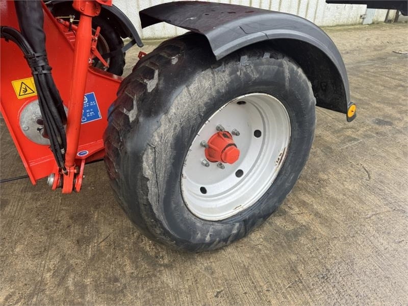 Kuhn Merge Maxx 950 Merger - Szénaforgató: 5 kép. Kuhn Merge Maxx 950 Merger - Szénaforgató: 5 kép.