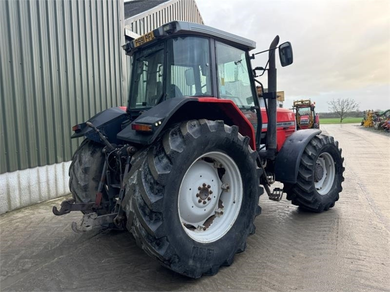 Massey Ferguson 8130 Dynashift - Traktor: 4 kép. Massey Ferguson 8130 Dynashift - Traktor: 4 kép.