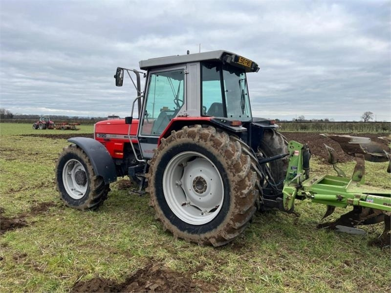 Massey Ferguson Massey Ferguson 3120 Dynashift - Traktor: 2 kép. Massey Ferguson Massey Ferguson 3120 Dynashift - Traktor: 2 kép.