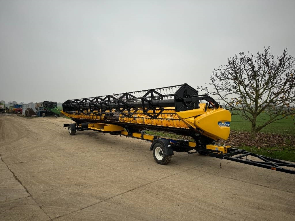 New Holland 41 FT Vari-Feed Header - Betakarítógép tartozék: 1 kép. New Holland 41 FT Vari-Feed Header - Betakarítógép tartozék: 1 kép.