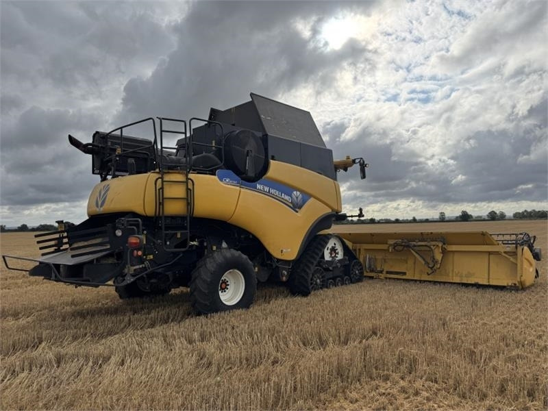 New Holland New Holland CR9090 Rotary Combine **Video Below** - Betakarítógép tartozék: 5 kép. New Holland New Holland CR9090 Rotary Combine **Video Below** - Betakarítógép tartozék: 5 kép.