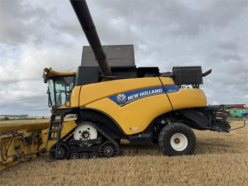 New Holland New Holland CR9090 Rotary Combine **Video Below** - Betakarítógép tartozék: 2 kép. New Holland New Holland CR9090 Rotary Combine **Video Below** - Betakarítógép tartozék: 2 kép.