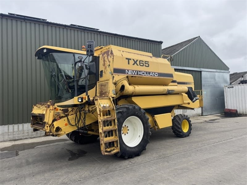 New Holland TX65 c/w 17ft Header  - Betakarítógép tartozék: 1 kép. New Holland TX65 c/w 17ft Header  - Betakarítógép tartozék: 1 kép.