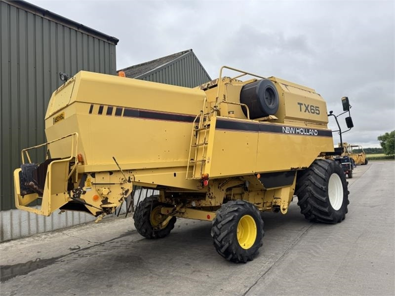 New Holland TX65 c/w 17ft Header  - Betakarítógép tartozék: 4 kép. New Holland TX65 c/w 17ft Header  - Betakarítógép tartozék: 4 kép.