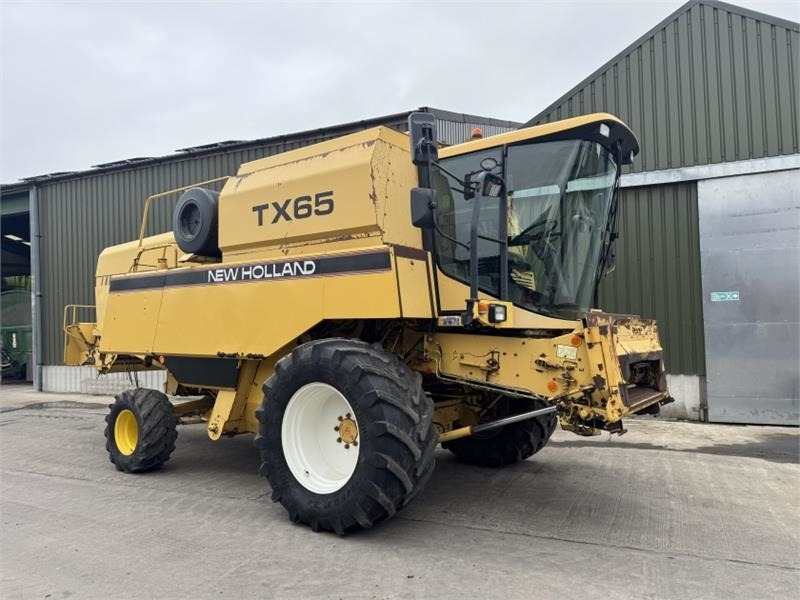 New Holland TX65 c/w 17ft Header  - Betakarítógép tartozék: 3 kép. New Holland TX65 c/w 17ft Header  - Betakarítógép tartozék: 3 kép.