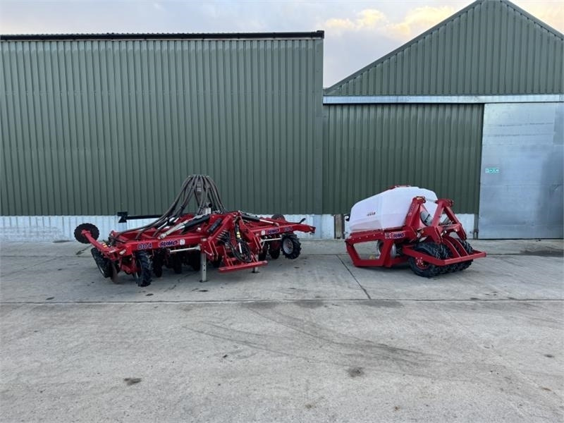 Sumo DD4 Seed Drill c/w Front Tank - Kombinált vetőgép: 1 kép. Sumo DD4 Seed Drill c/w Front Tank - Kombinált vetőgép: 1 kép.